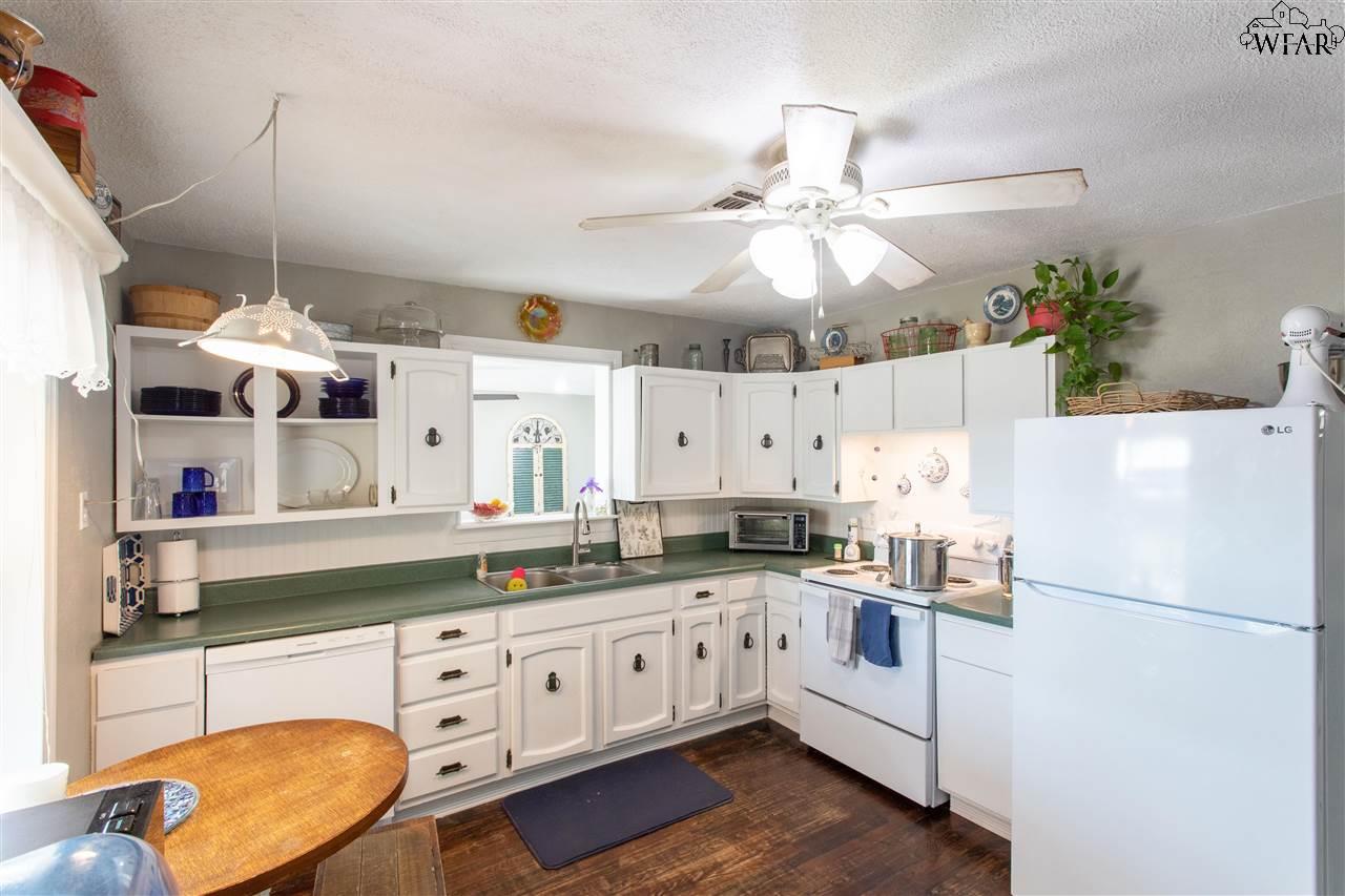 2406 Haws Road, Iowa Park, Texas image 9