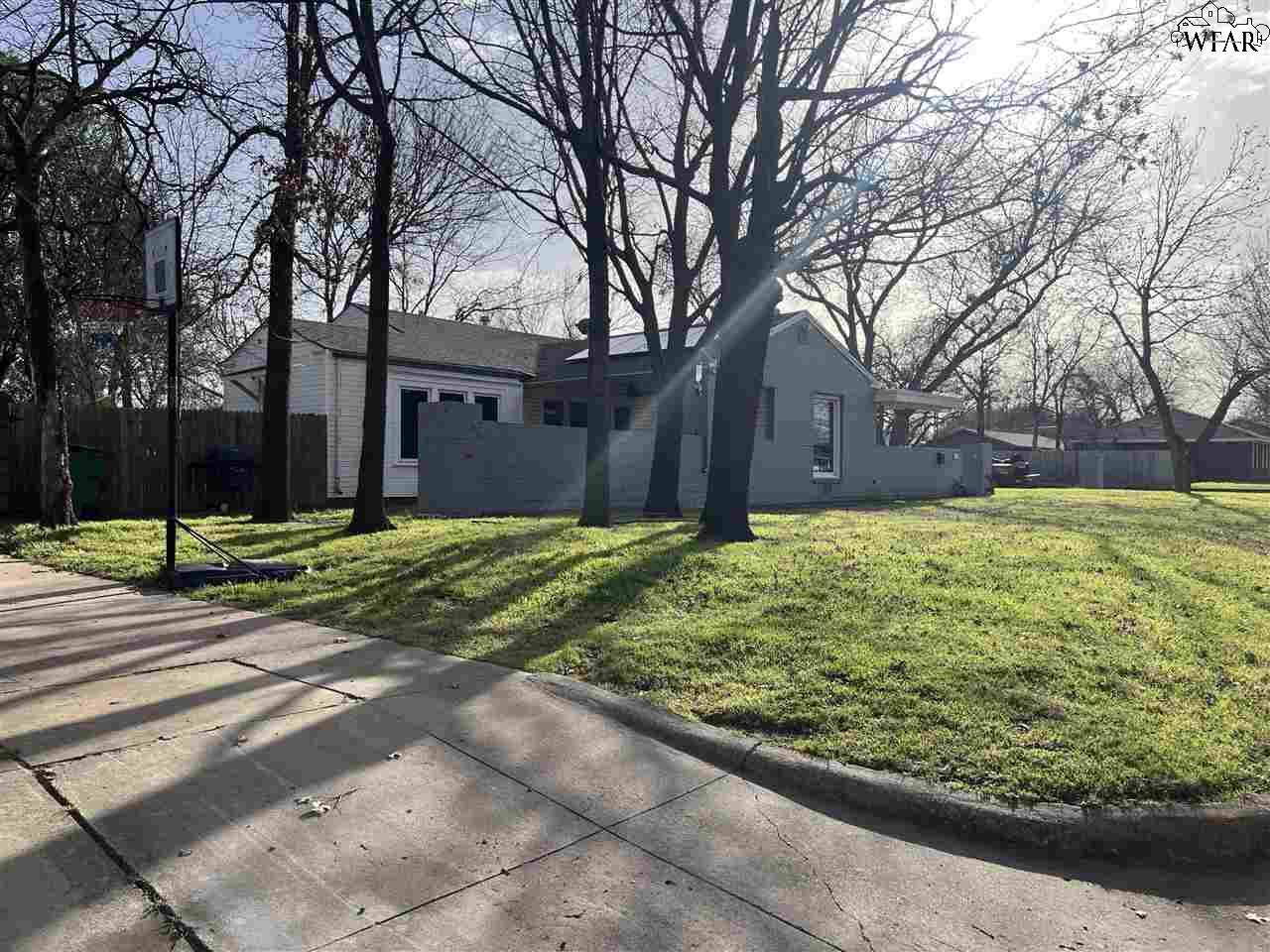 415 W Ikard Street, Henrietta, Texas image 2