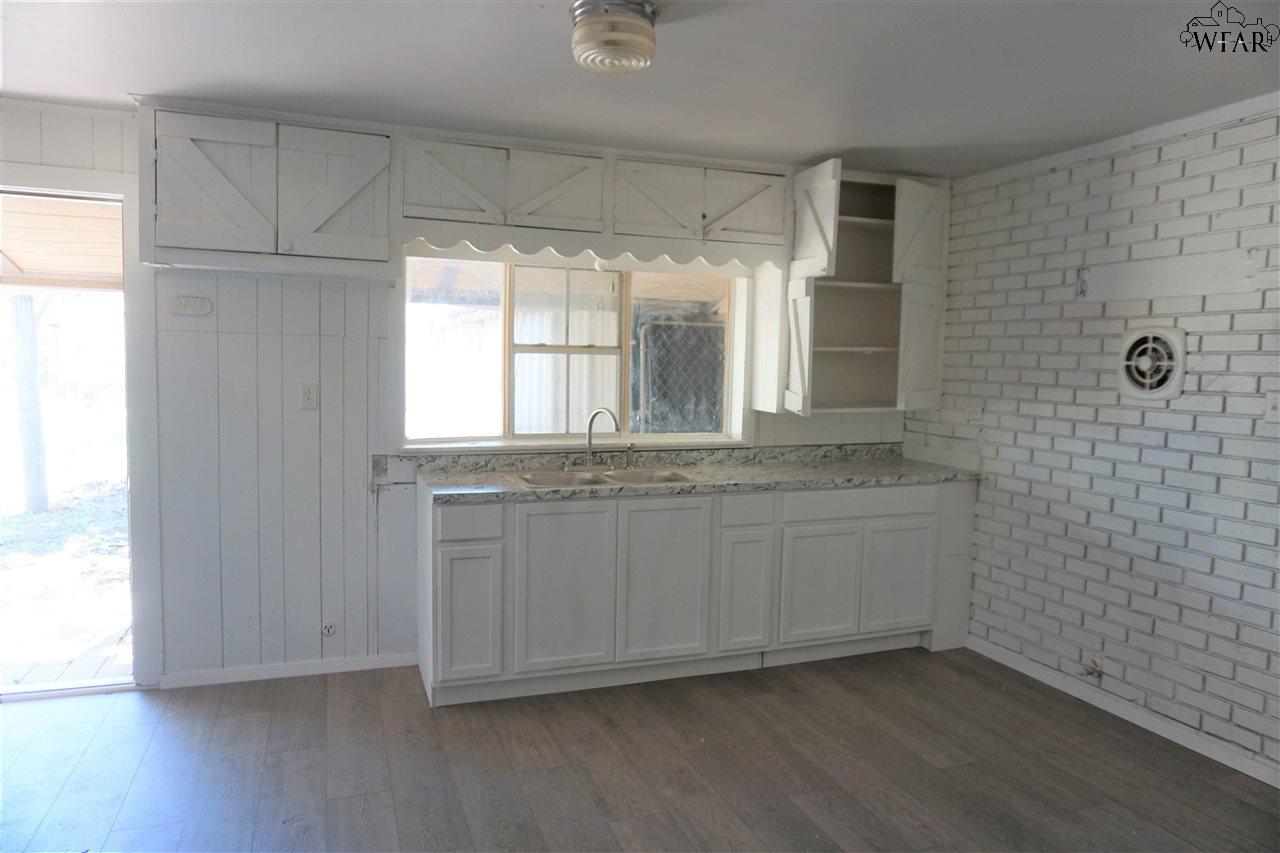 503 E South Drive, Henrietta, Texas image 7
