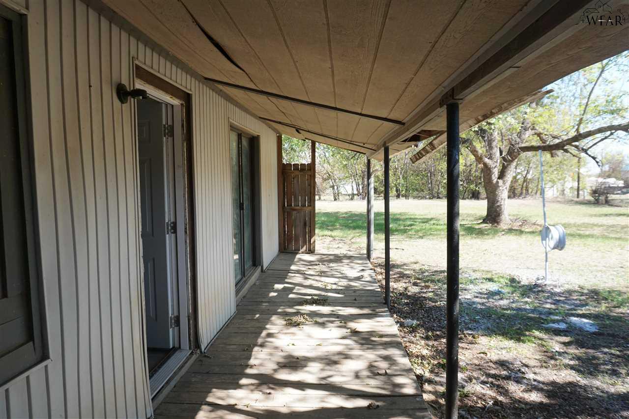 503 E South Drive, Henrietta, Texas image 2