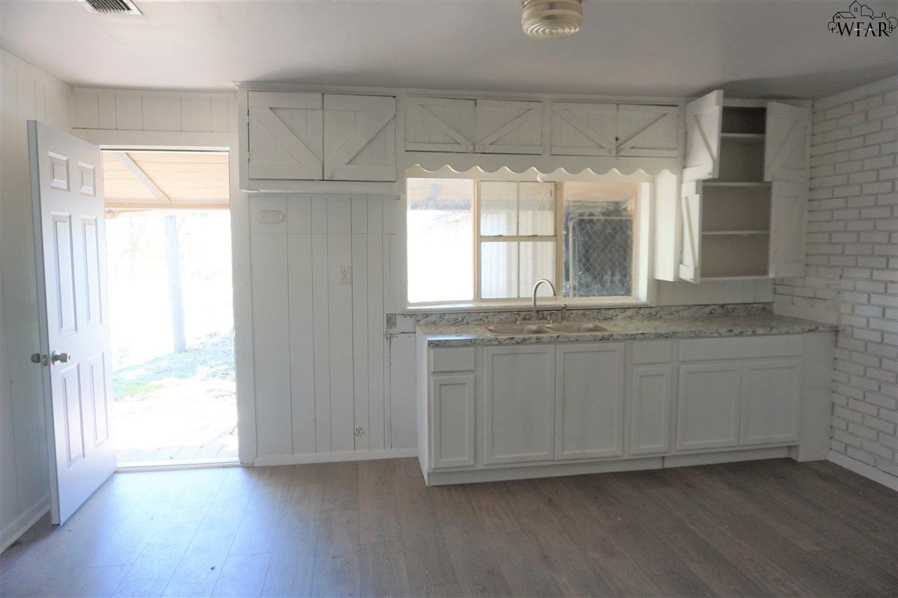 503 E South Drive, Henrietta, Texas image 10