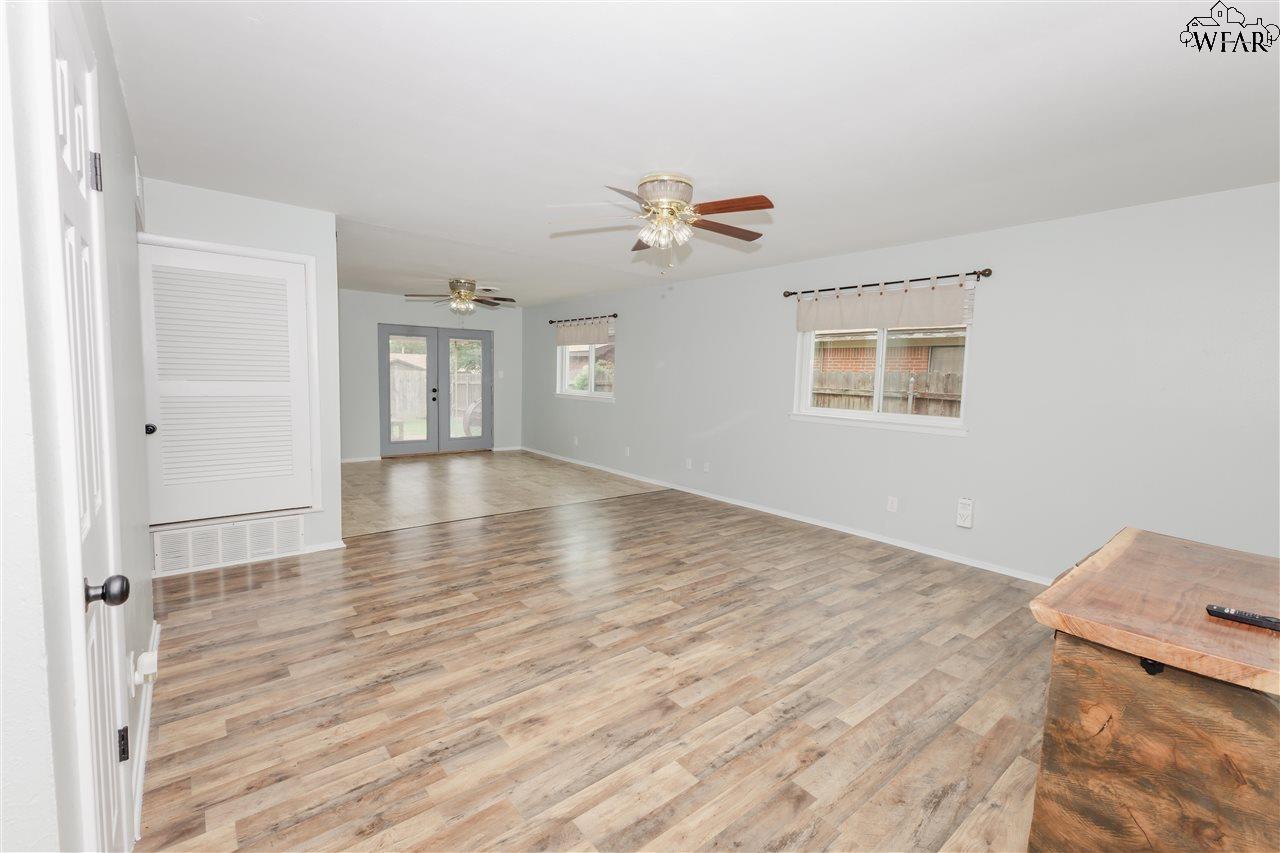 1009 W Cornelia Avenue, Iowa Park, Texas image 3