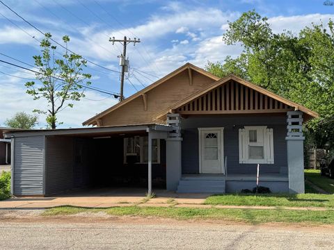 Homes For Sale - 304 W Nevada Street<br/> Seymour, TX 76380