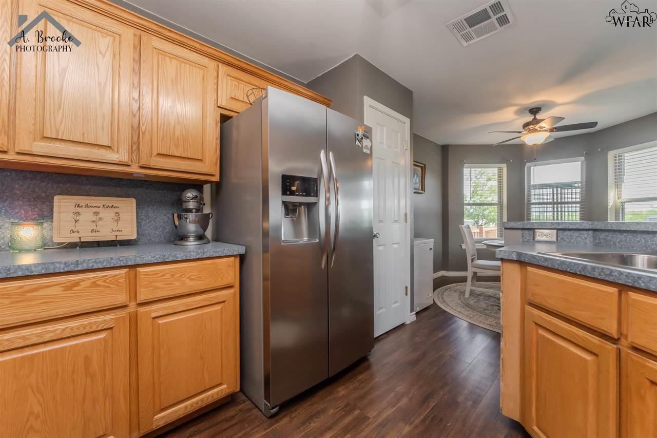 4117 Country Meadows Drive, Iowa Park, Texas image 8