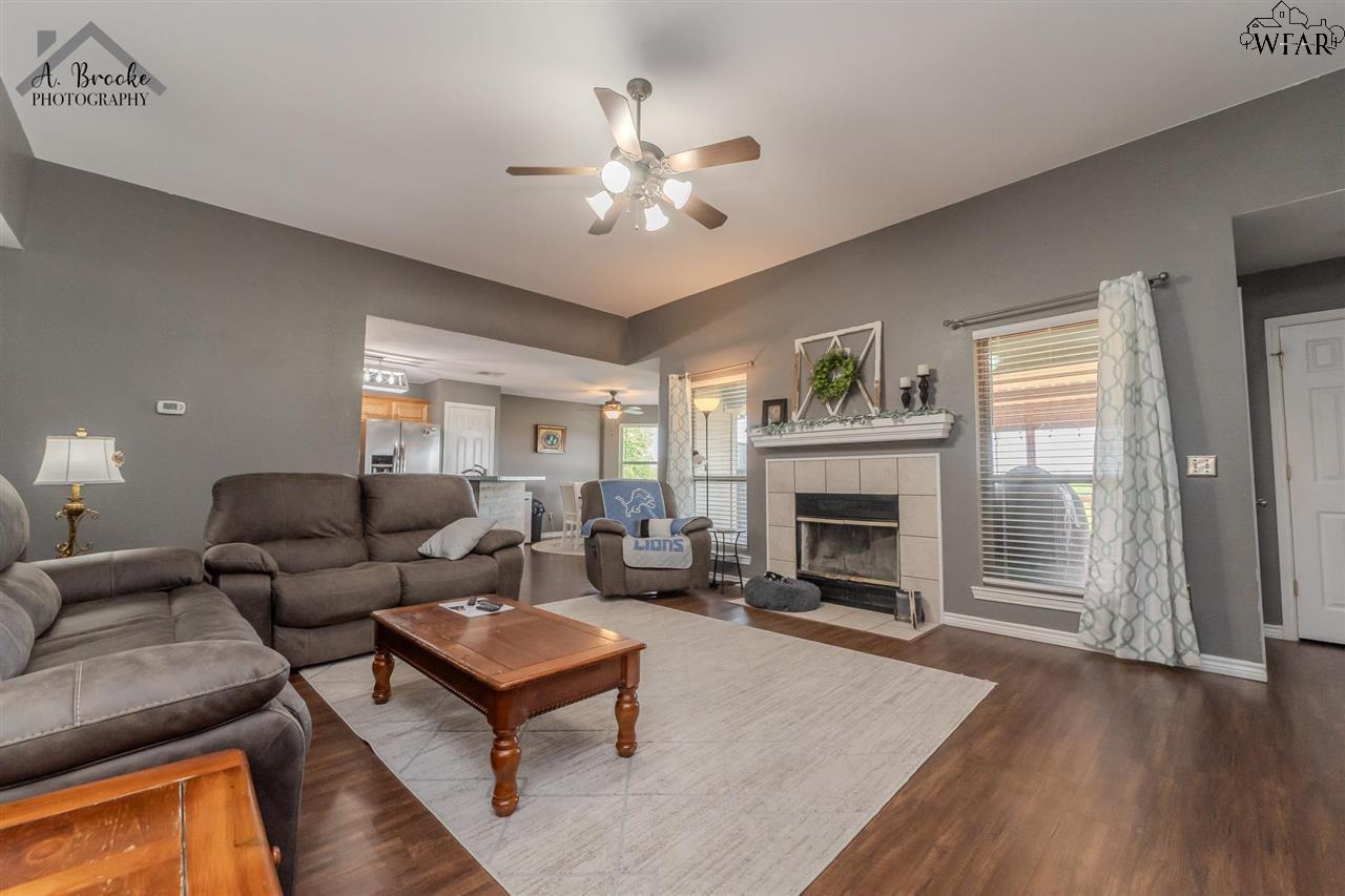4117 Country Meadows Drive, Iowa Park, Texas image 6