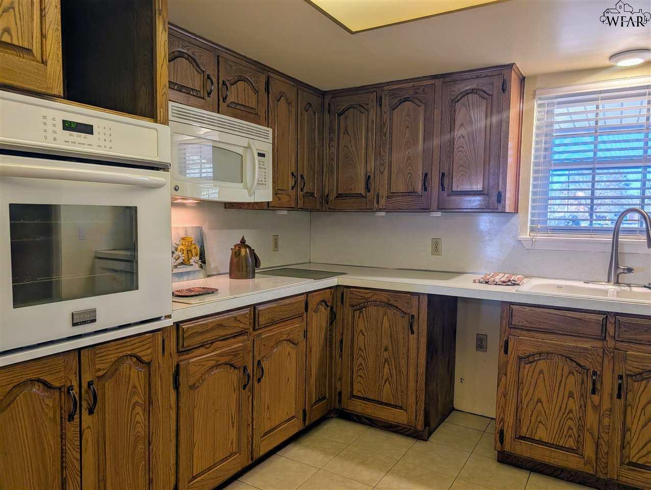 1045 Jan Lee Drive, Burkburnett, Texas image 10