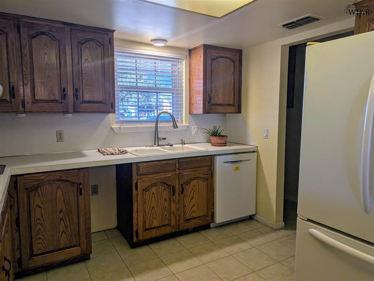 1045 Jan Lee Drive, Burkburnett, Texas image 11