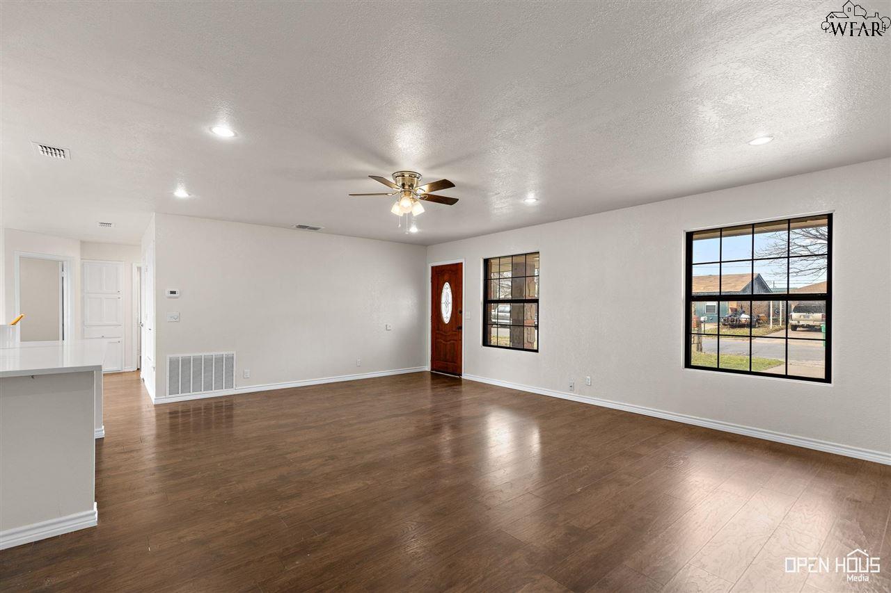 300 E Garden Drive, Iowa Park, Texas image 5