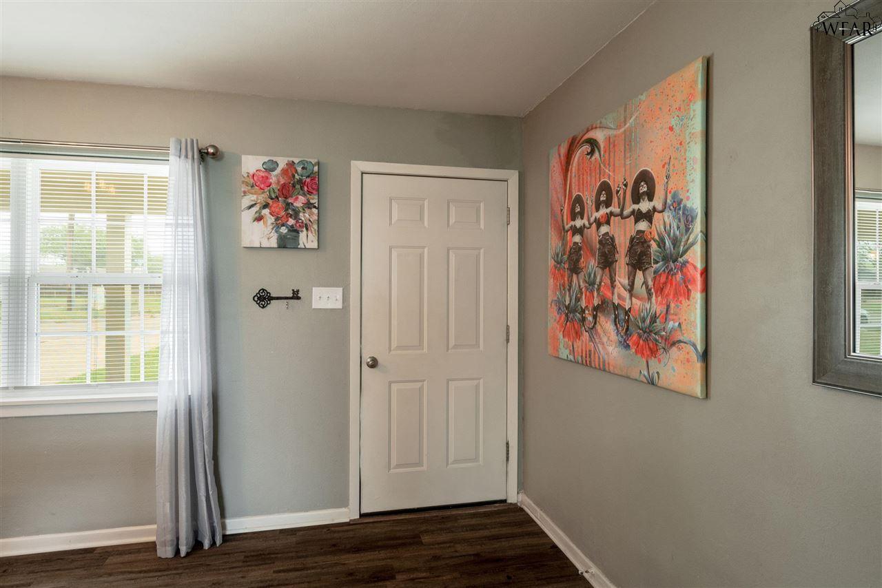 900 N 4th Street, Iowa Park, Texas image 3