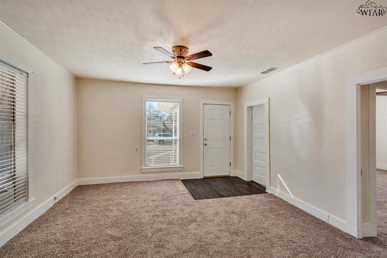 208 E Spring Street, Henrietta, Texas image 4