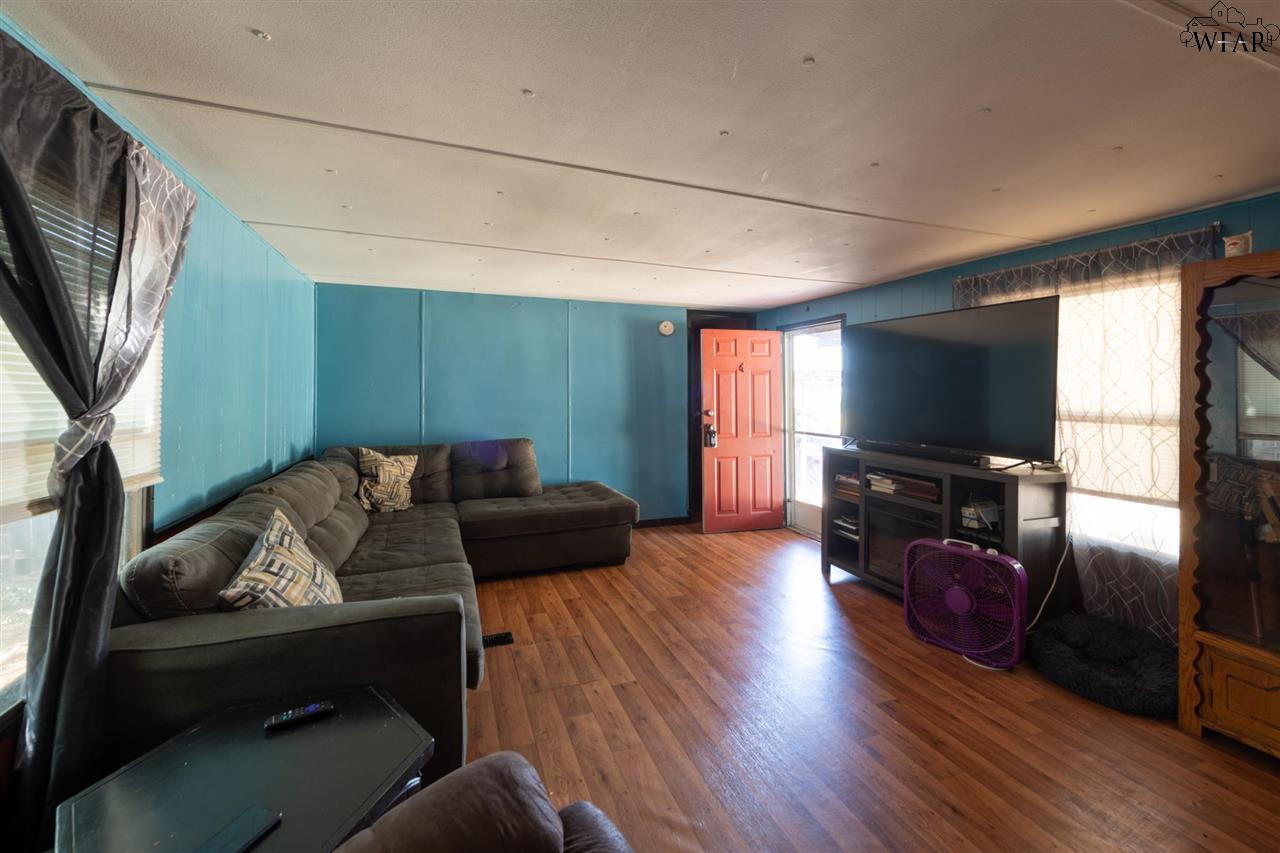 1015 E Commerce Street, Henrietta, Texas image 10