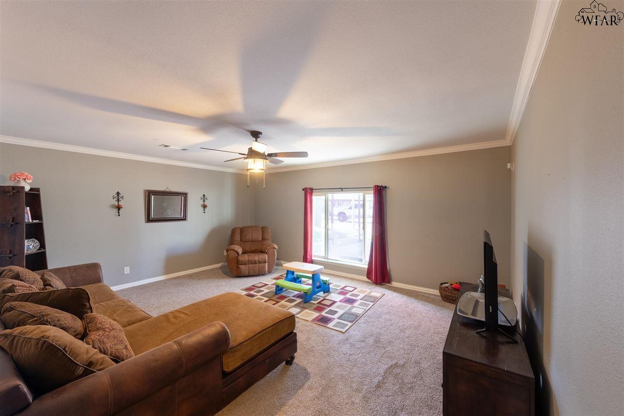 208 S Fairway Drive, Henrietta, Texas image 3