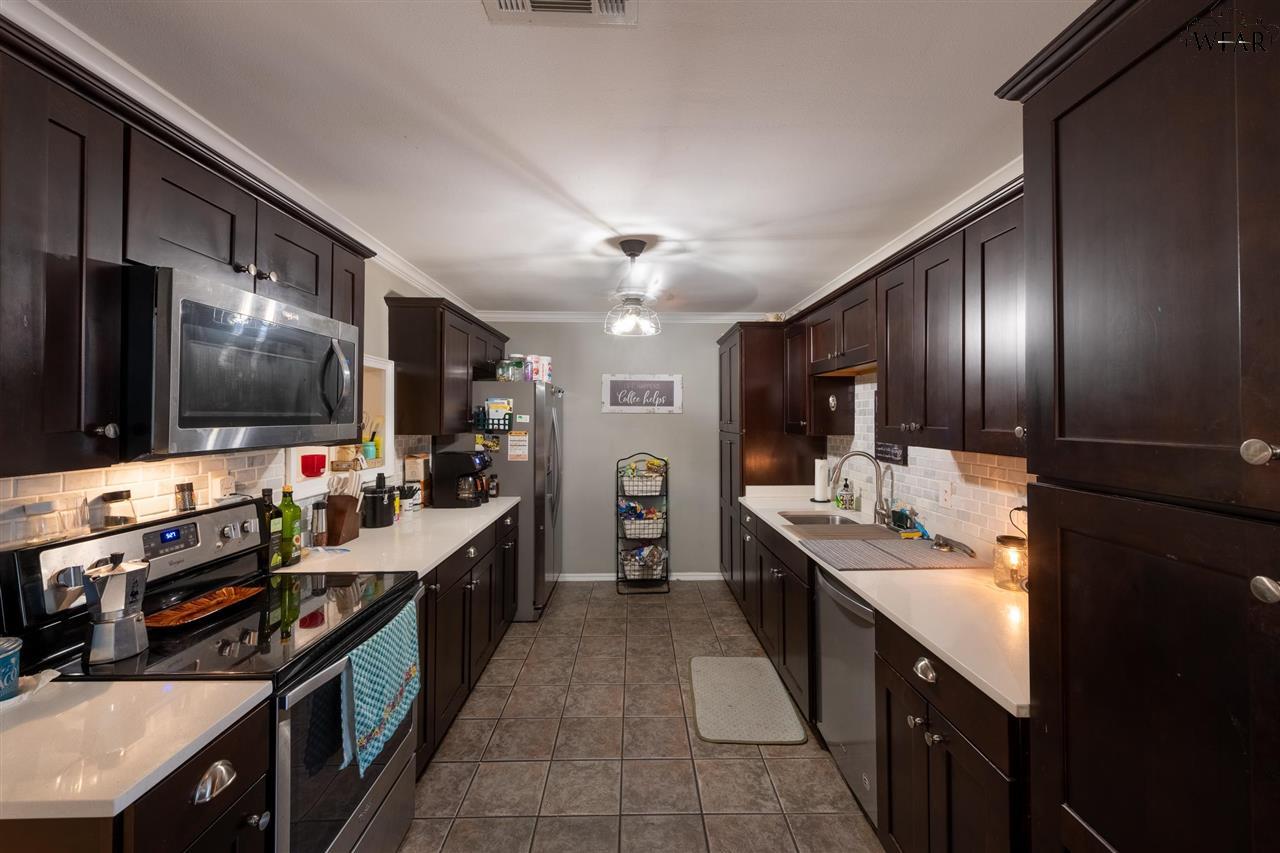 208 S Fairway Drive, Henrietta, Texas image 6