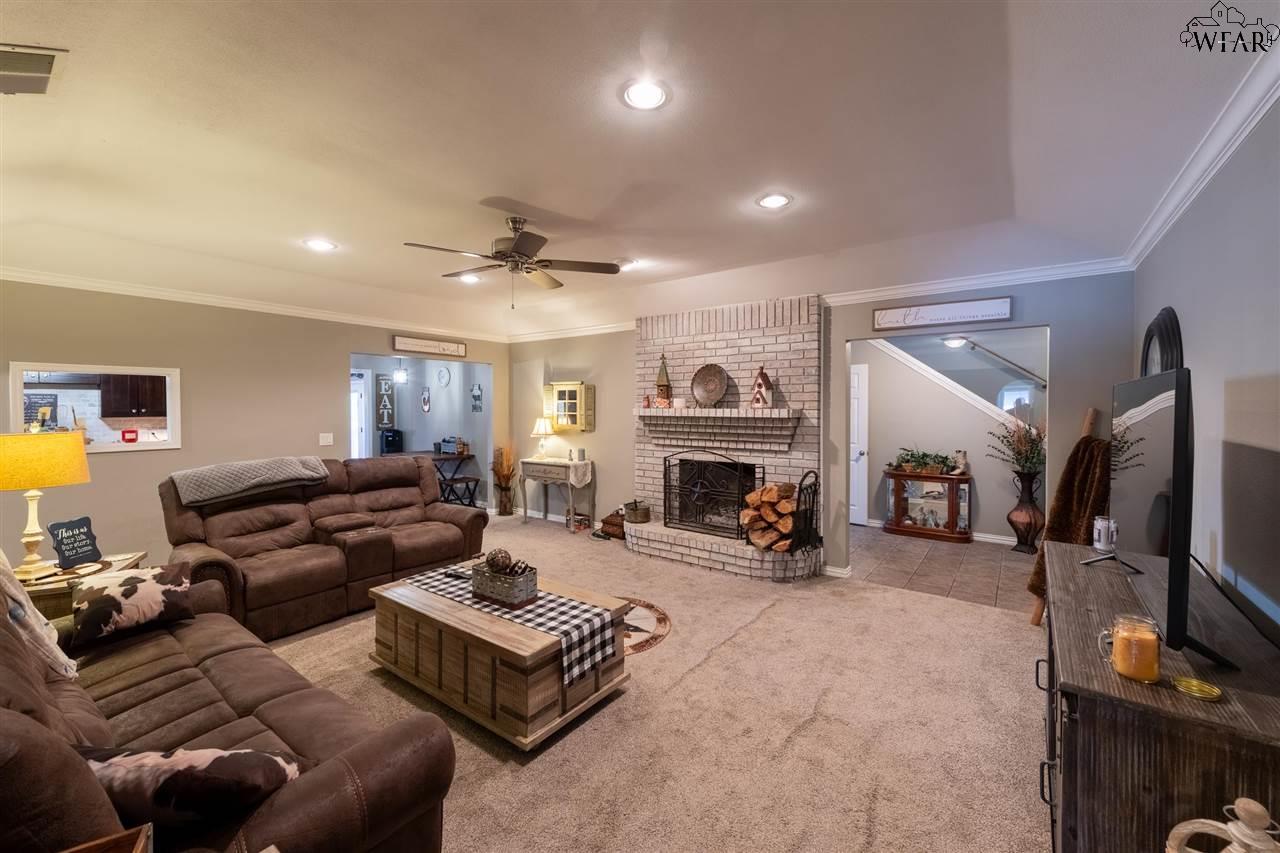 208 S Fairway Drive, Henrietta, Texas image 4