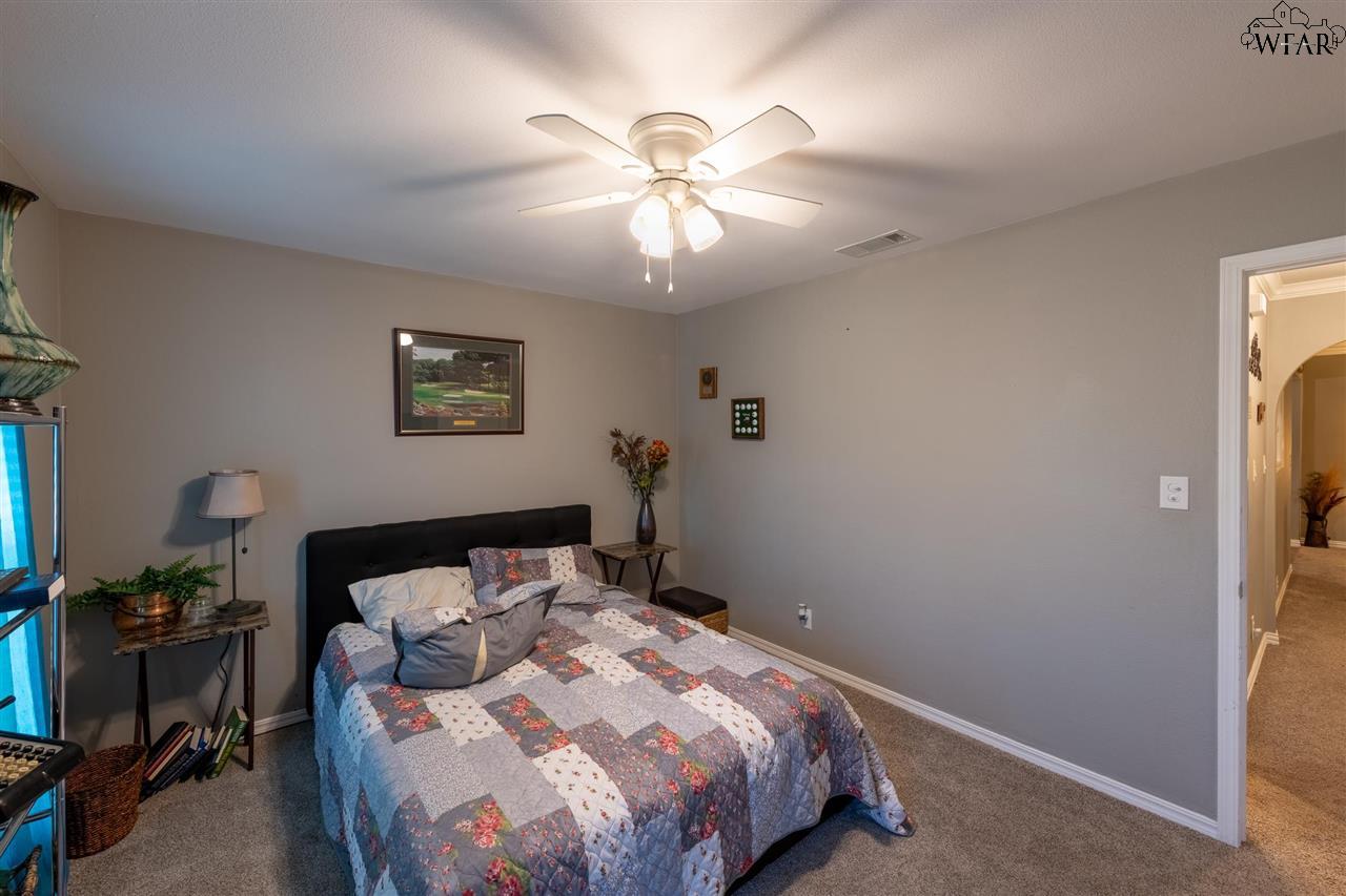 208 S Fairway Drive, Henrietta, Texas image 10