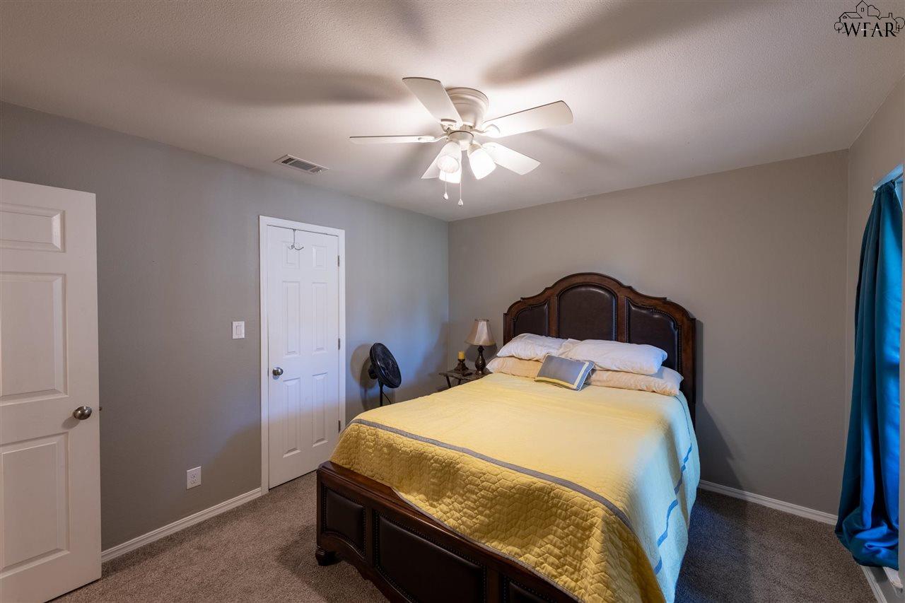 208 S Fairway Drive, Henrietta, Texas image 8