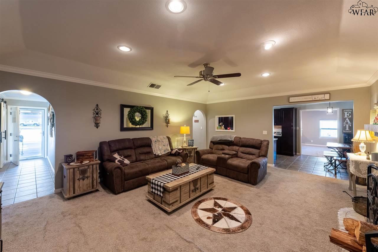 208 S Fairway Drive, Henrietta, Texas image 5