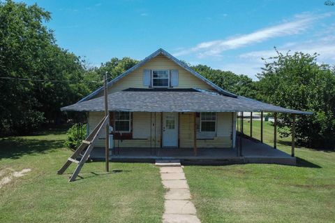 Homes For Sale - 915 N Bridge Street<br/> Clay County, Henrietta, TX 76354