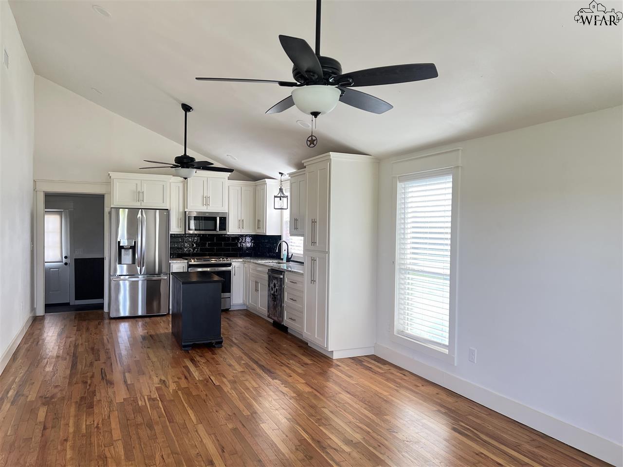 423 E Walnut Street, Archer City, Texas image 3