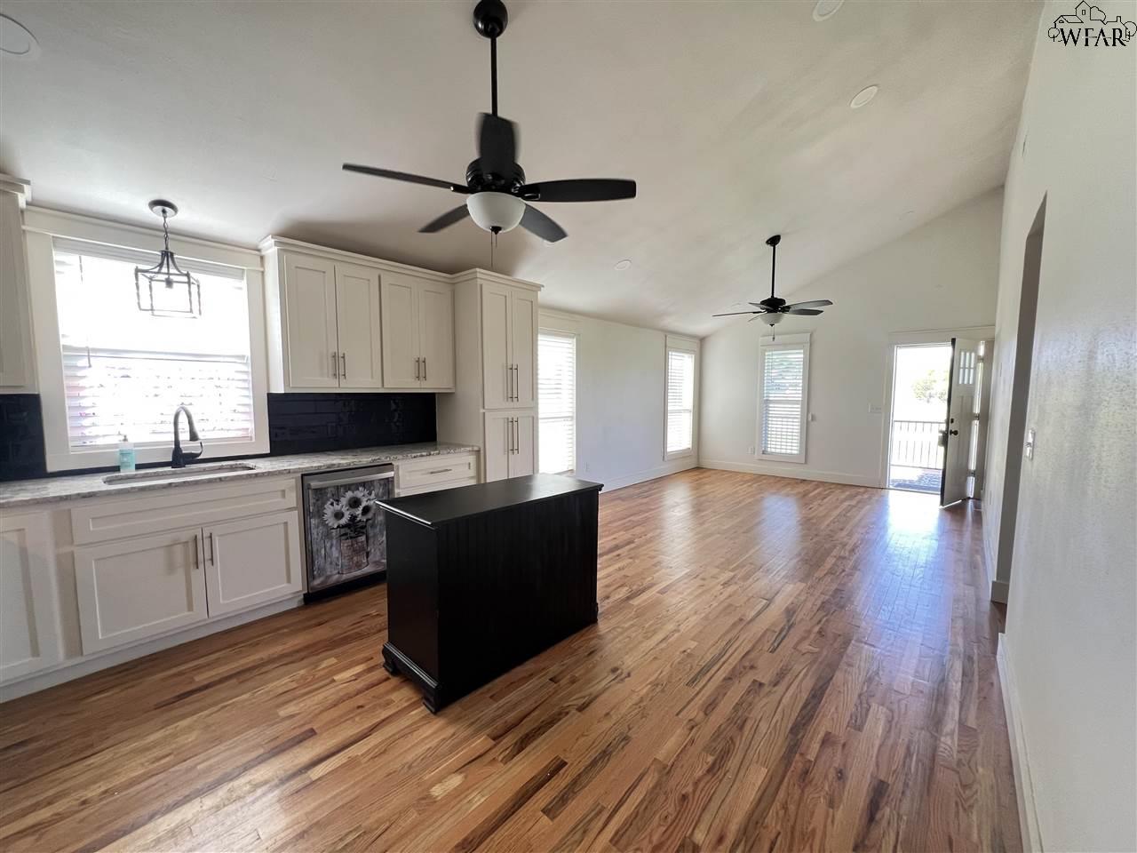 423 E Walnut Street, Archer City, Texas image 4