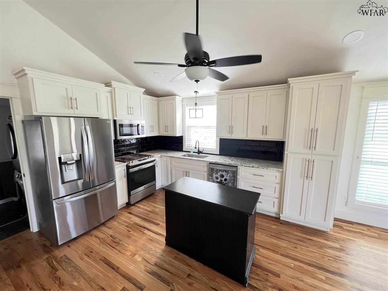 423 E Walnut Street, Archer City, Texas image 5
