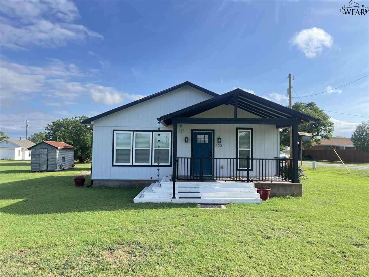 423 E Walnut Street, Archer City, Texas image 1