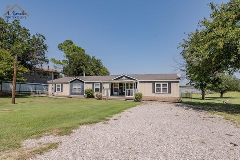 Homes For Sale - 220 Osage Circle<br/> Clay County, Henrietta, TX 76365