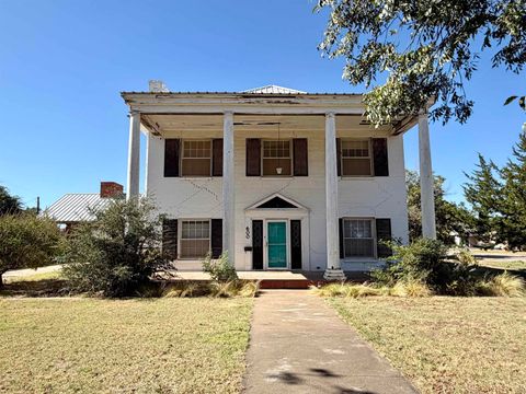 Homes For Sale - 600 Mercer St<br/> Quanah, TX 79252