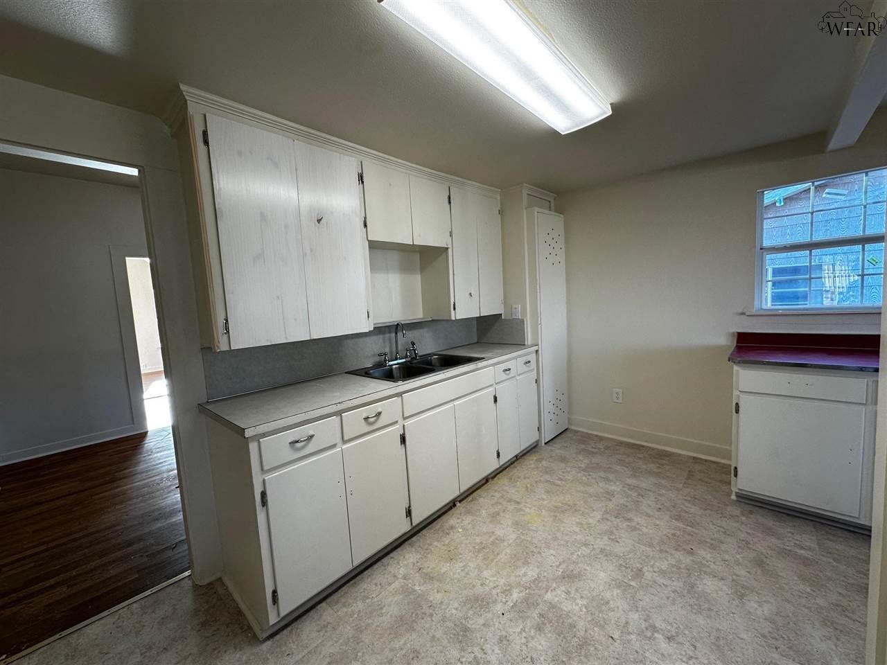 103 W Glisson Avenue, Electra, Texas image 8