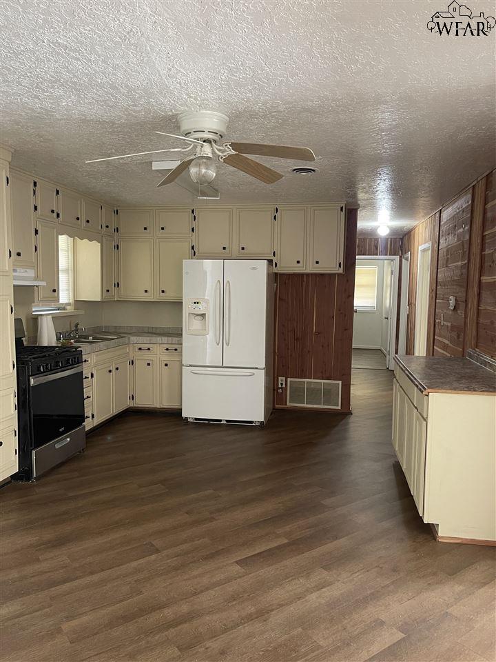 1301 Eleanor Street, Burkburnett, Texas image 5