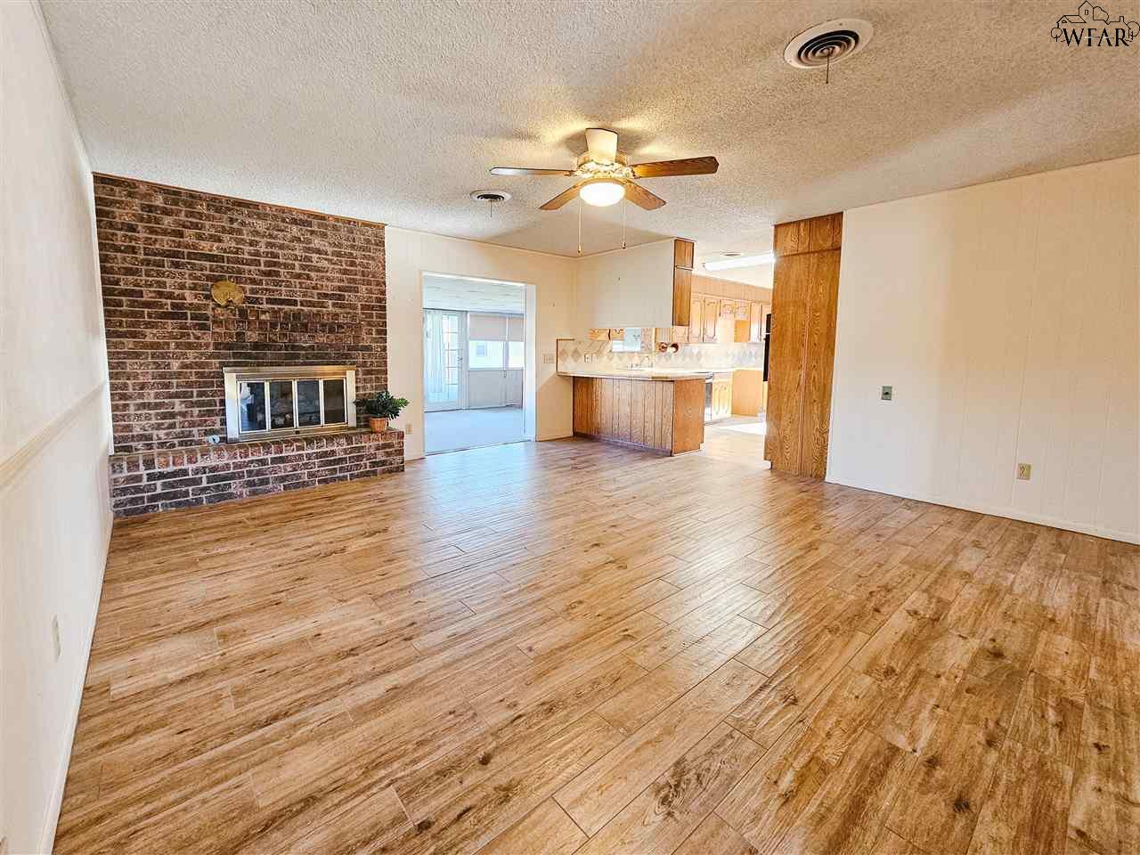 1035 Jan Lee Drive, Burkburnett, Texas image 2