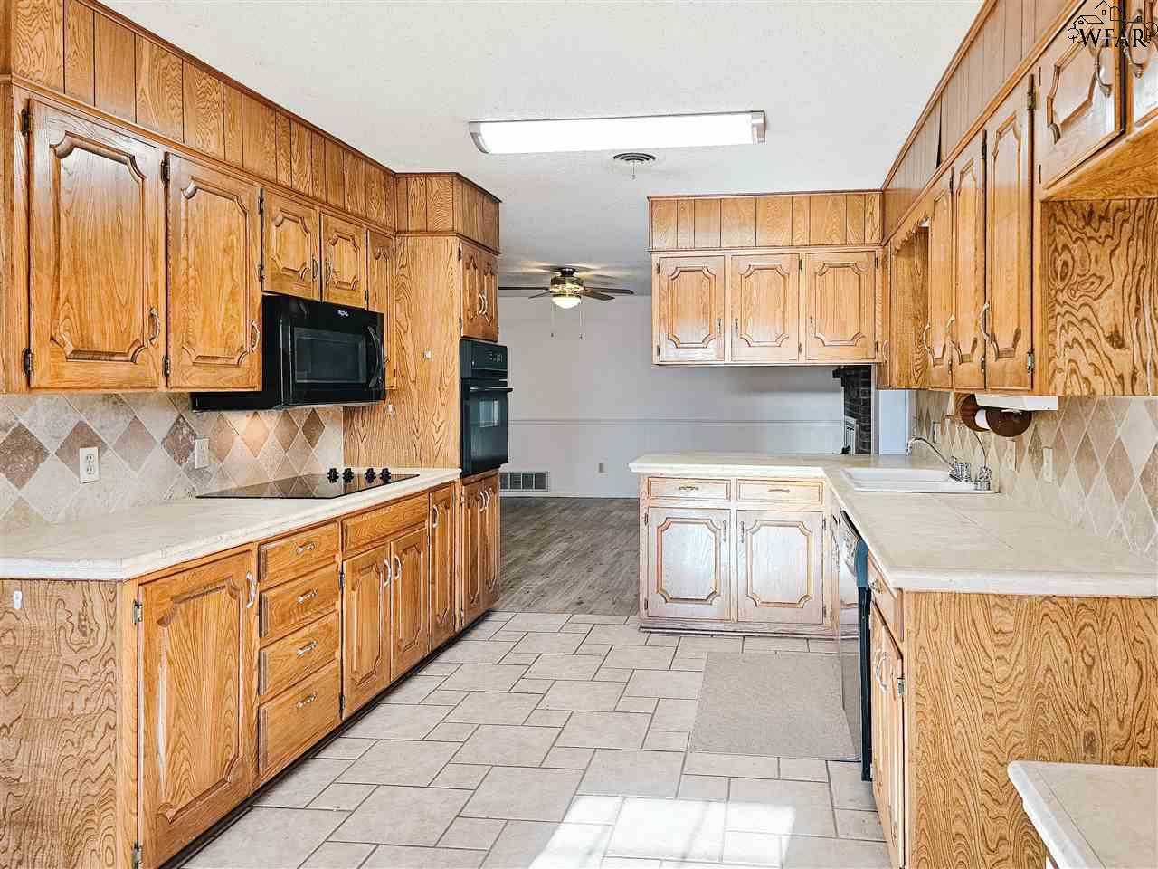 1035 Jan Lee Drive, Burkburnett, Texas image 9