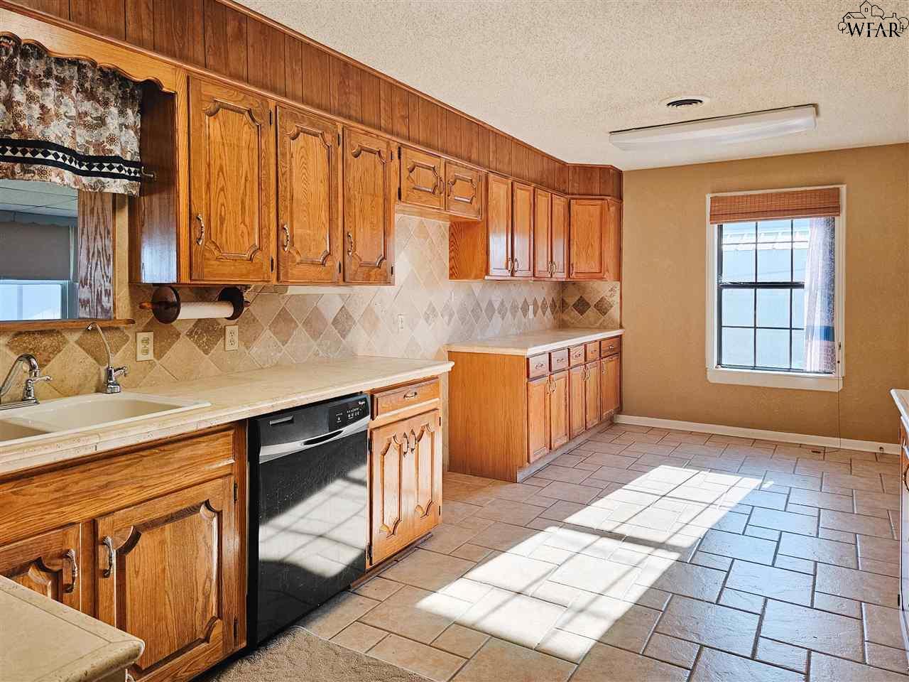 1035 Jan Lee Drive, Burkburnett, Texas image 6