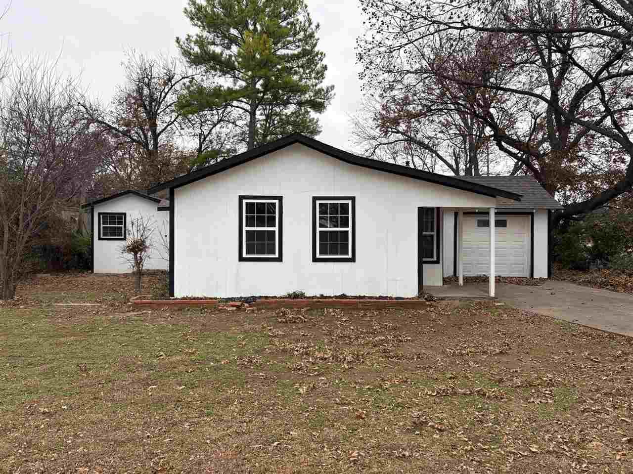 701 E Bank Street, Iowa Park, Texas image 1
