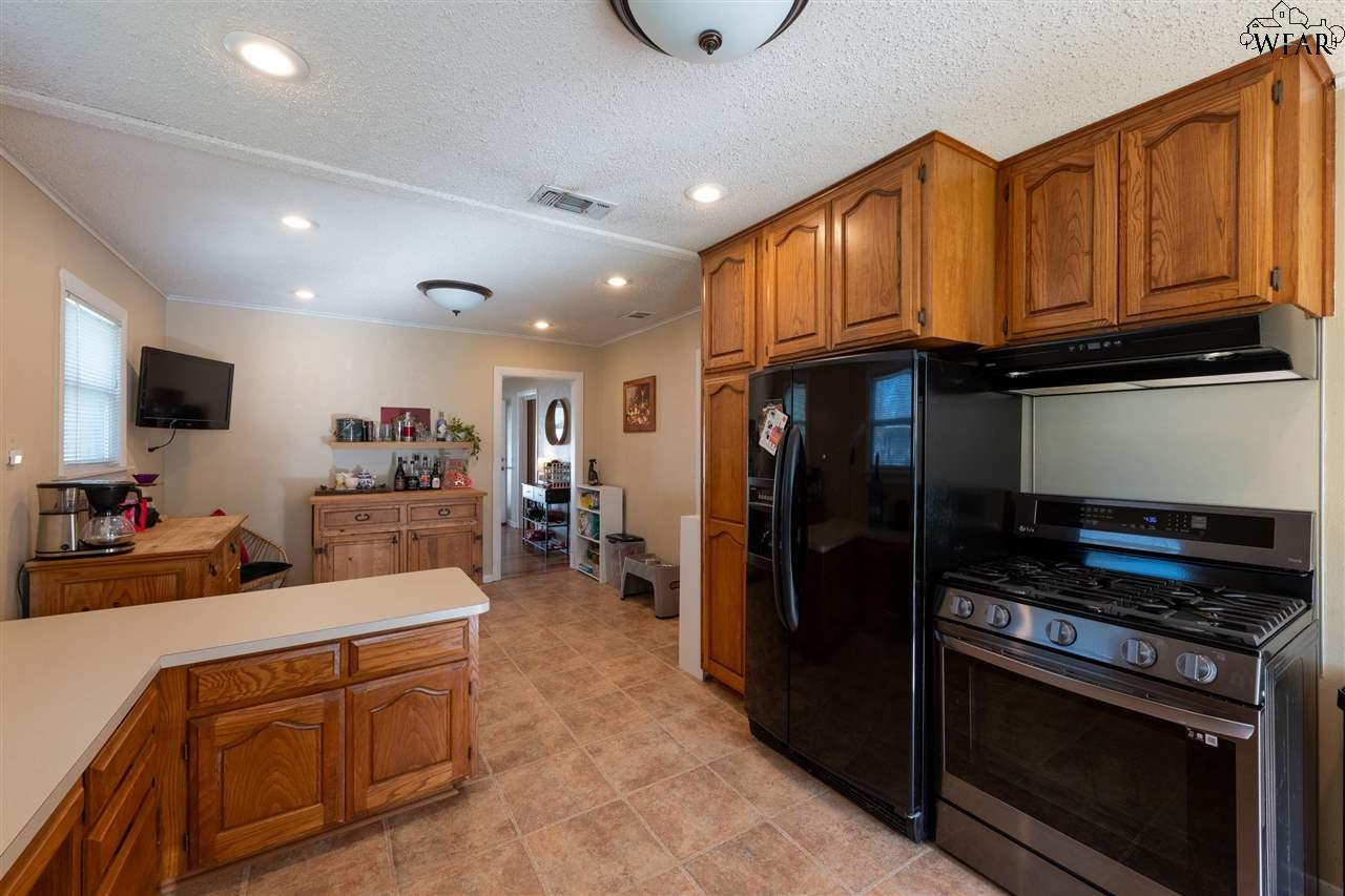215 W Spring Street, Henrietta, Texas image 9