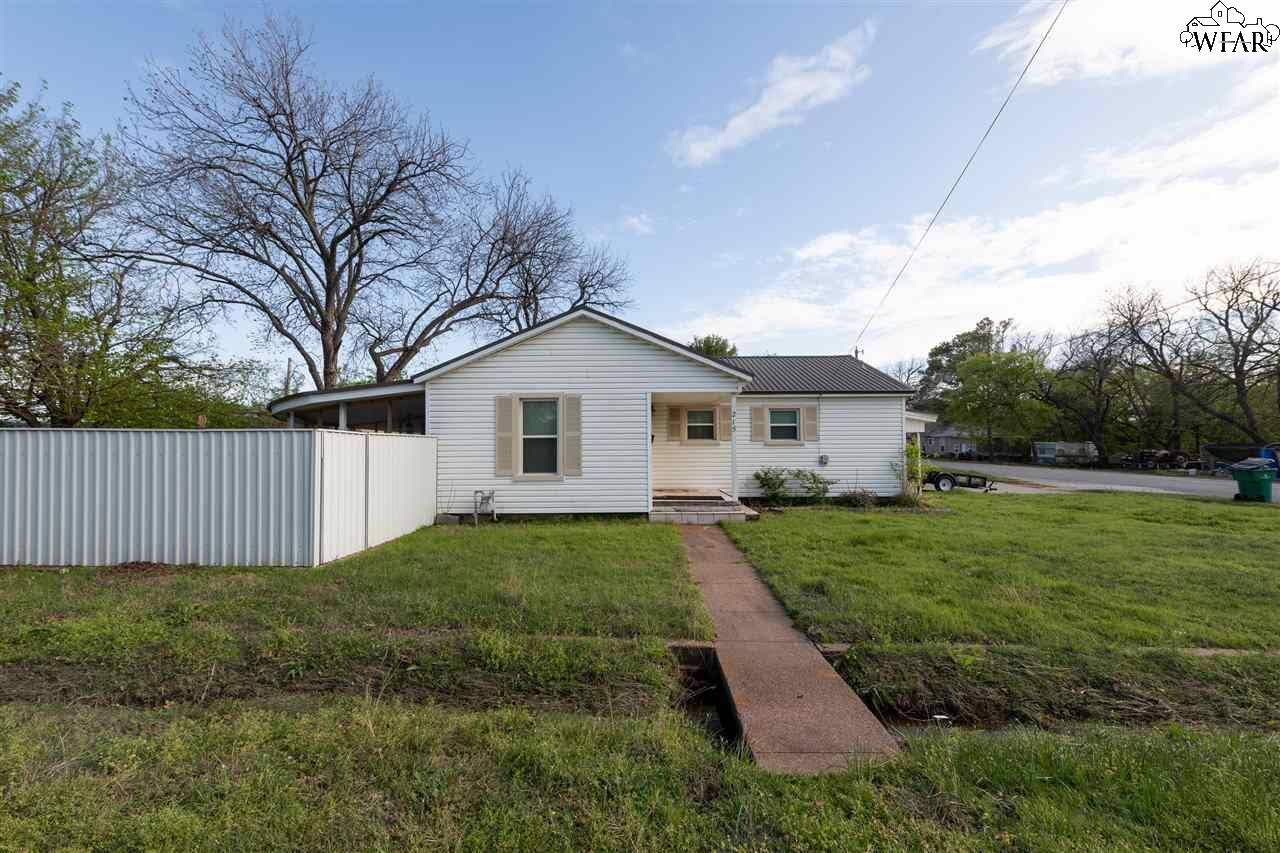 215 W Spring Street, Henrietta, Texas image 1