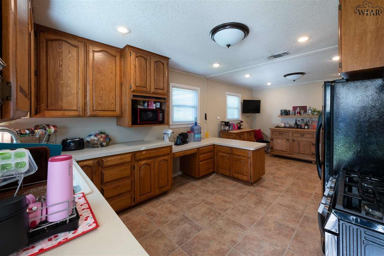 215 W Spring Street, Henrietta, Texas image 5