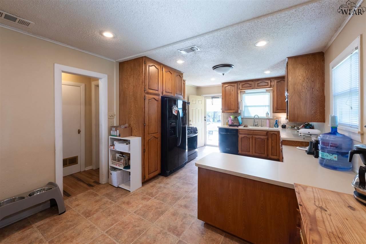 215 W Spring Street, Henrietta, Texas image 6