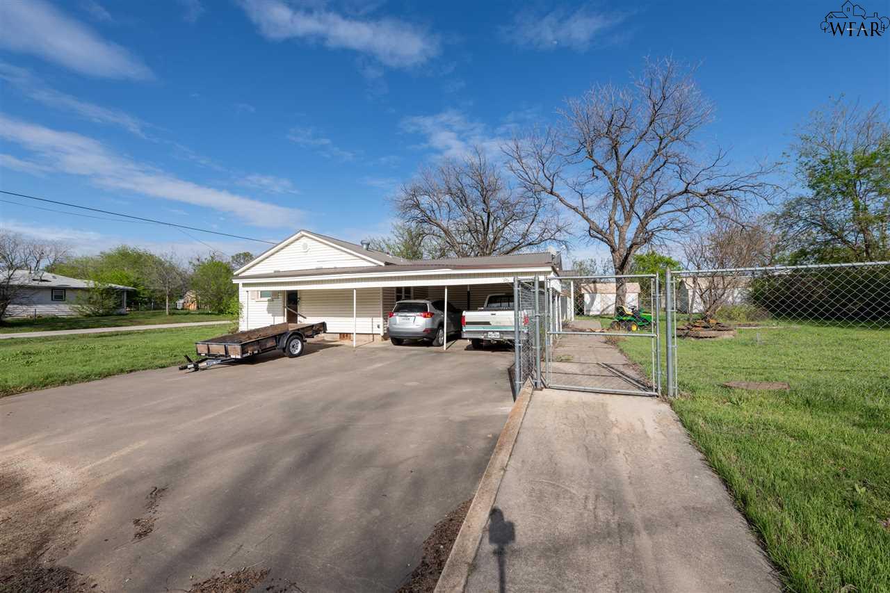 215 W Spring Street, Henrietta, Texas image 3