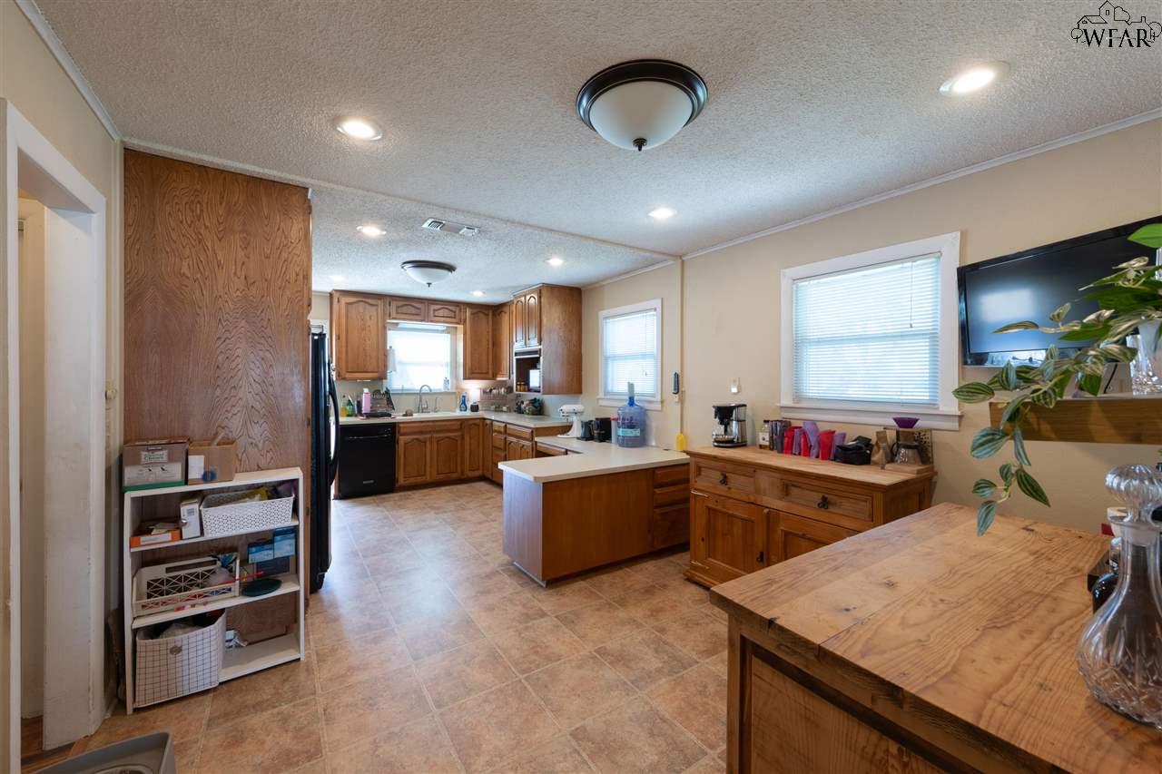 215 W Spring Street, Henrietta, Texas image 4