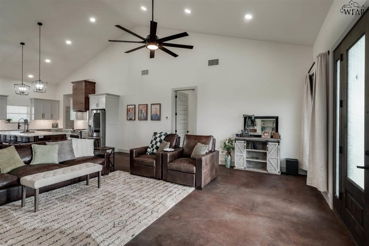 611 Andy Kenyon Road, Iowa Park, Texas image 4