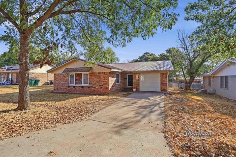 Homes For Sale - 212 N Rodgers Street<br/> Henrietta, TX 76365