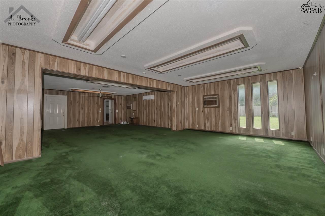 703 Sycamore Drive, Burkburnett, Texas image 27