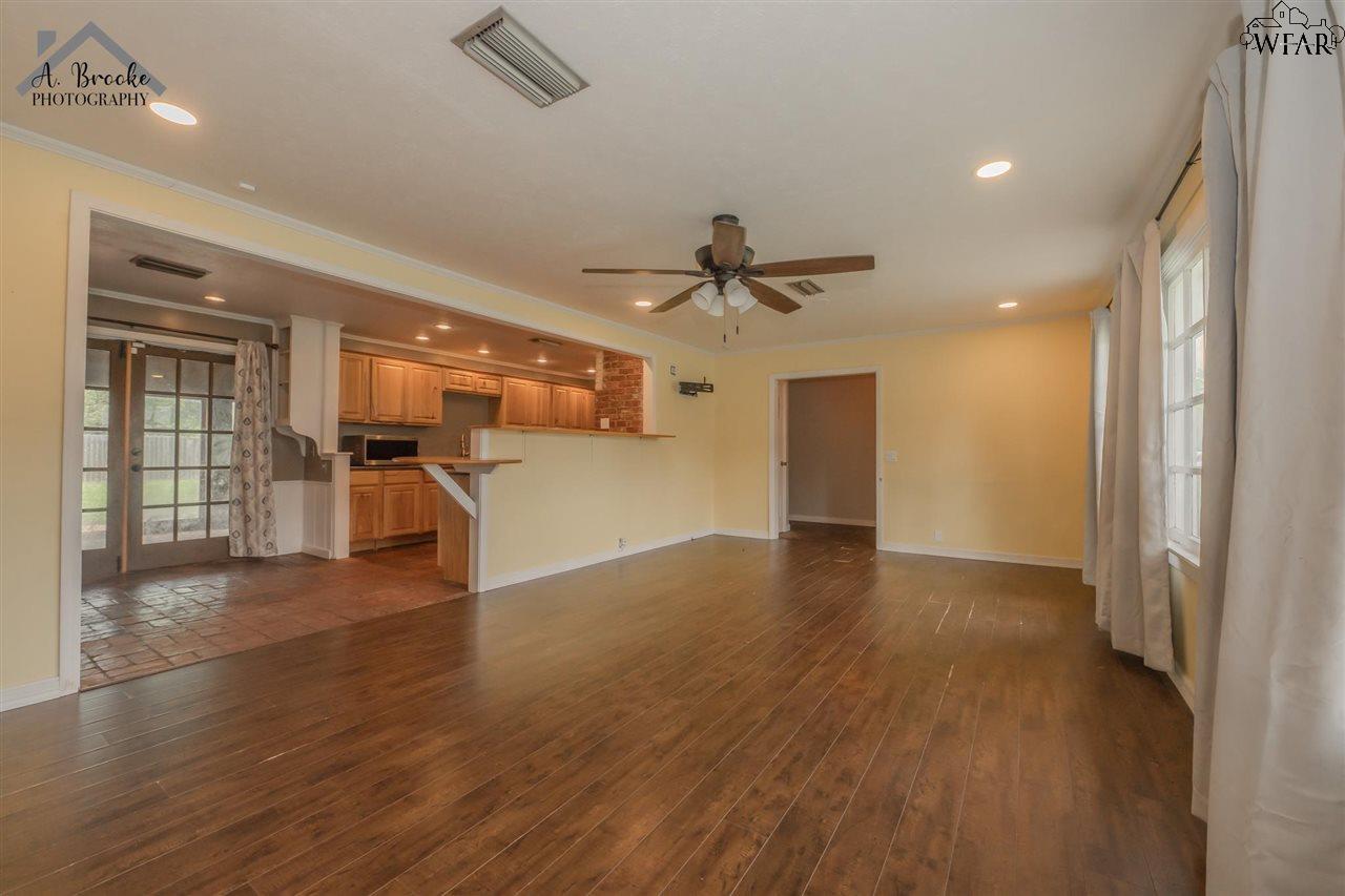 703 Sycamore Drive, Burkburnett, Texas image 7