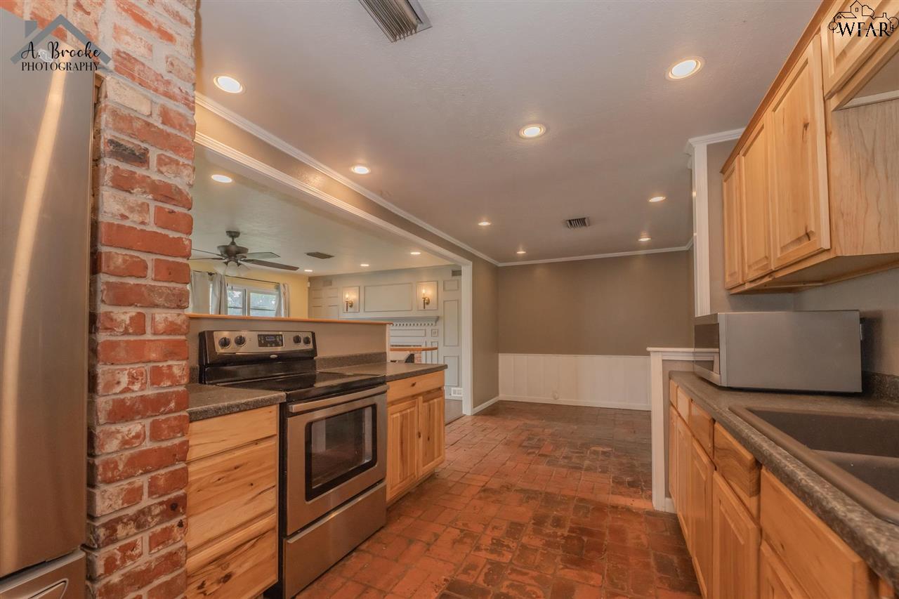 703 Sycamore Drive, Burkburnett, Texas image 10