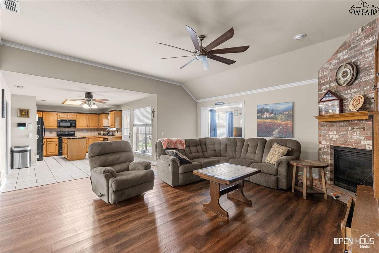 996 Coulter Drive, Burkburnett, Texas image 4