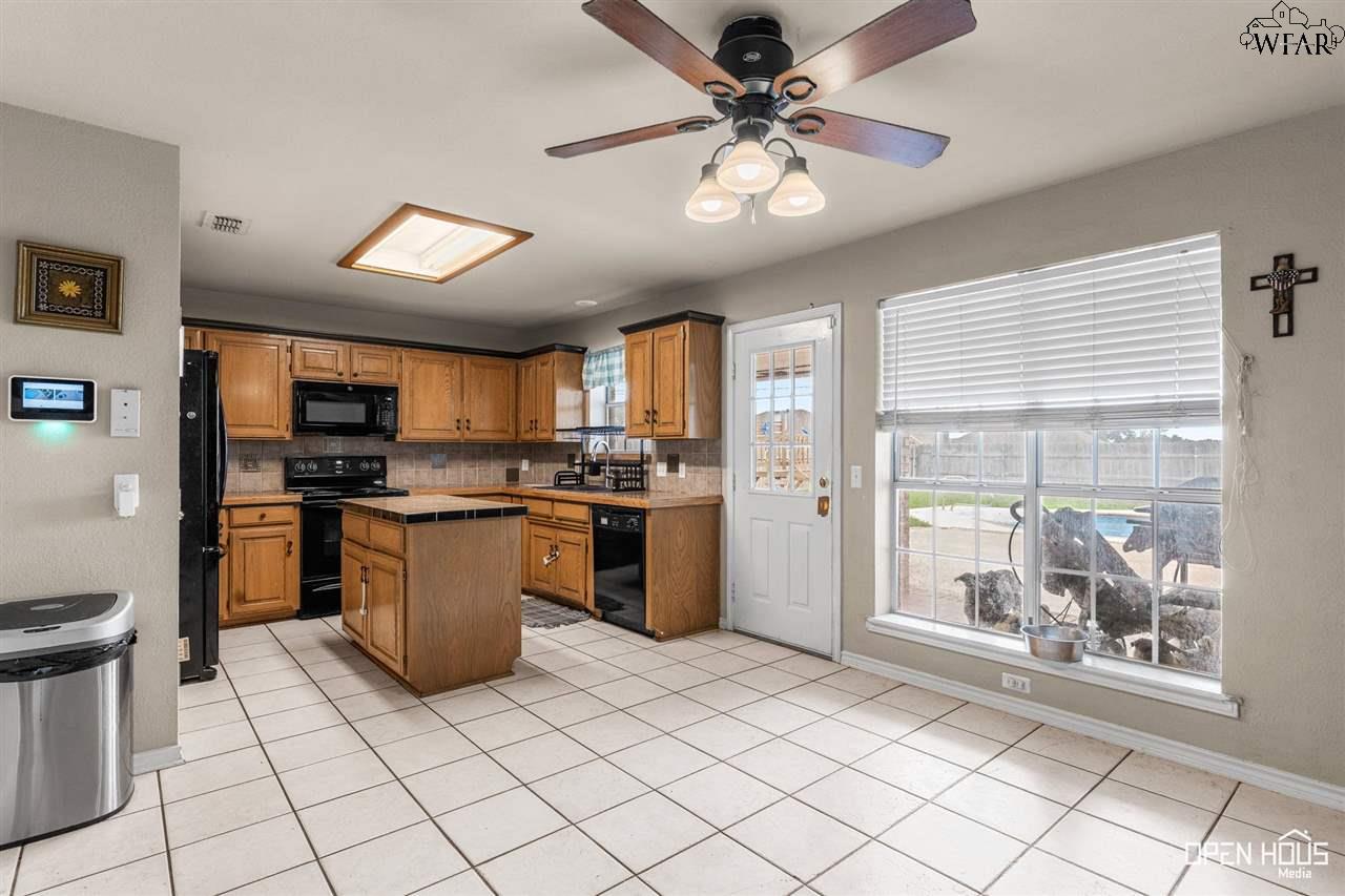 996 Coulter Drive, Burkburnett, Texas image 7