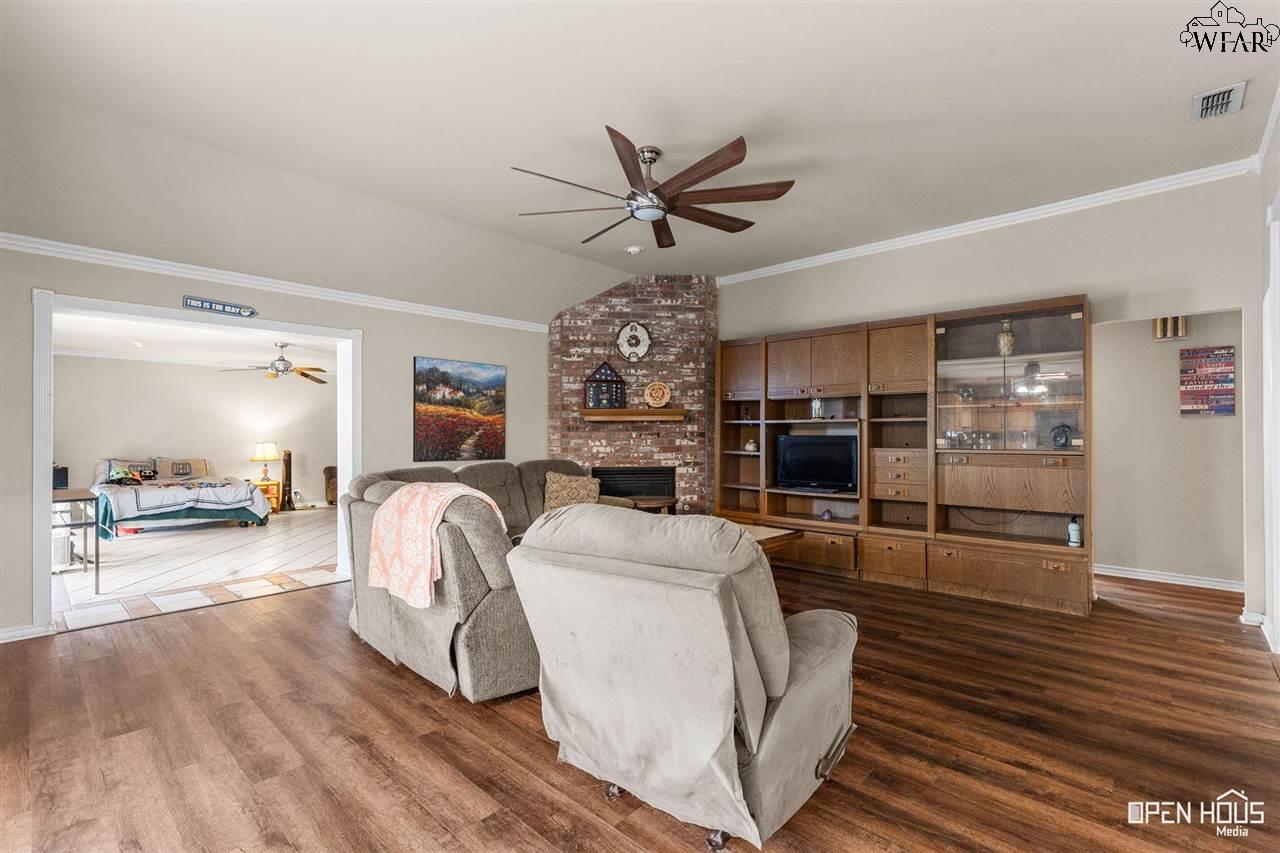 996 Coulter Drive, Burkburnett, Texas image 3