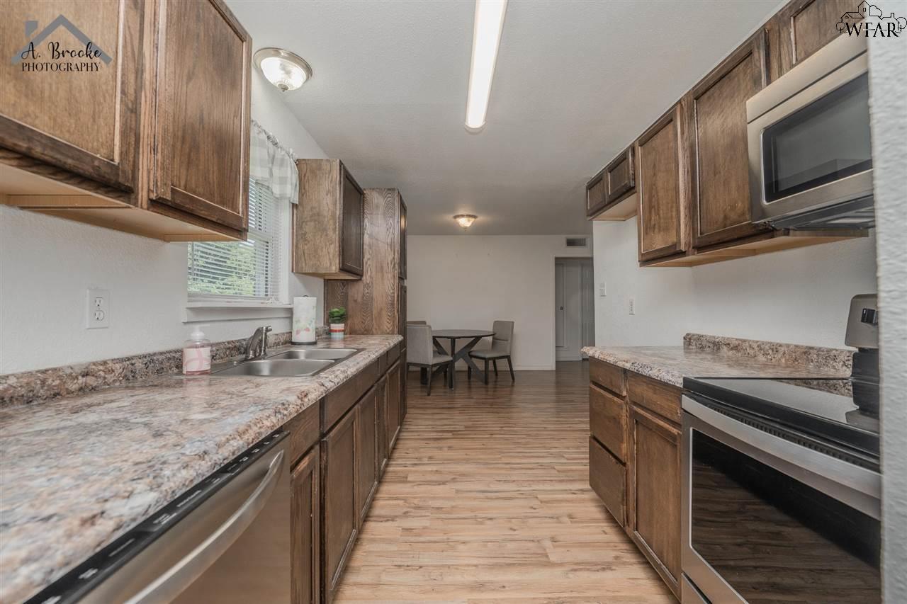 1100 W Cornelia Avenue, Iowa Park, Texas image 12