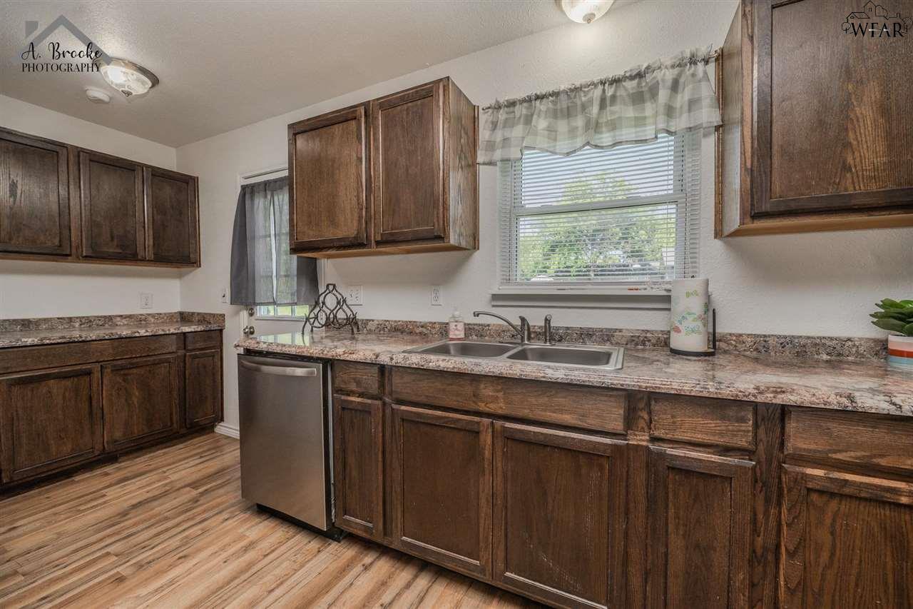 1100 W Cornelia Avenue, Iowa Park, Texas image 13